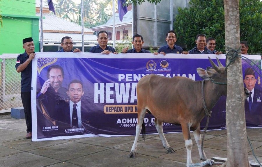 Daeng Sere Serahkan Hewan Kurban untuk Masyarakat Kepulauan Selayar